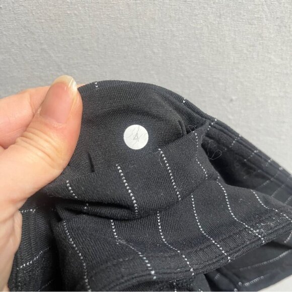 Lululemon Athletica pinstriped Capri leggings Sz 4 - Picture 4 of 8